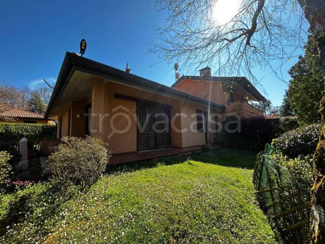 Villa a Schiera in affitto a Carbonate via al Golf, arredato, giardino privato, box TrovaCasa