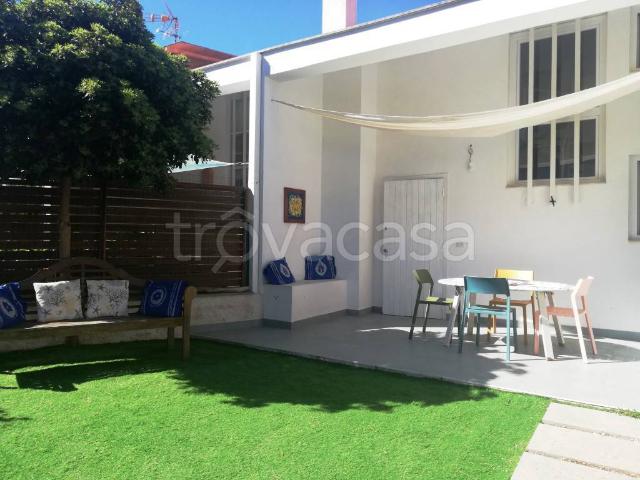 Villa a Schiera in affitto a Fiumicino via Porto Recanati, 78, arredato, giardino privato, ristrutturato TrovaCasa