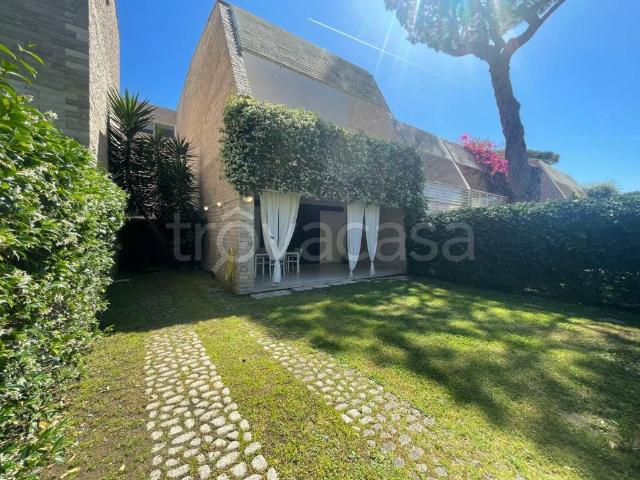 Villa a schiera in affitto a Fiumicino via Volosca, Fregene