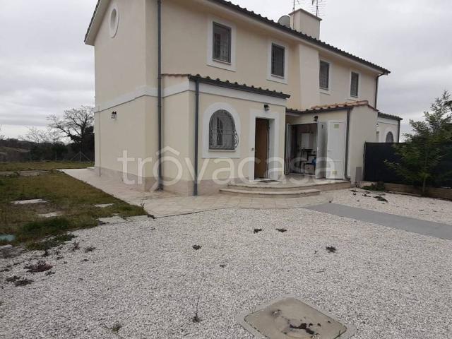 Villa a Schiera in affitto a Formello viale Perù, giardino privato, posto auto, terrazzo TrovaCasa
