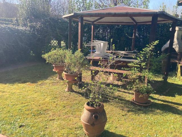 Villa a Schiera in affitto a Forte dei Marmi via Matteo Civitali, arredato, giardino privato, posto auto TrovaCasa