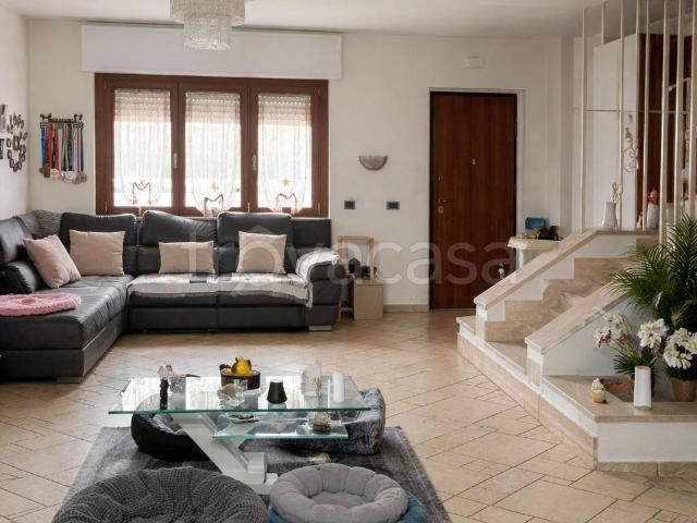 Villa a Schiera in affitto a Latina via Andrea Gabrieli, giardino privato, buono stato, rustico TrovaCasa