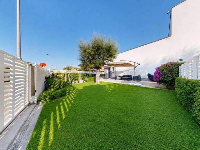 Villa a Schiera in affitto a Pomezia via Lago di Como, 33A, arredato, giardino privato, riscaldamento autonomo TrovaCasa