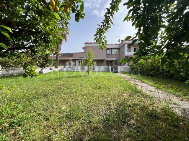 Villa a Schiera in affitto a Pozzuoli, non arredato/vuoto, giardino privato, posto auto TrovaCasa