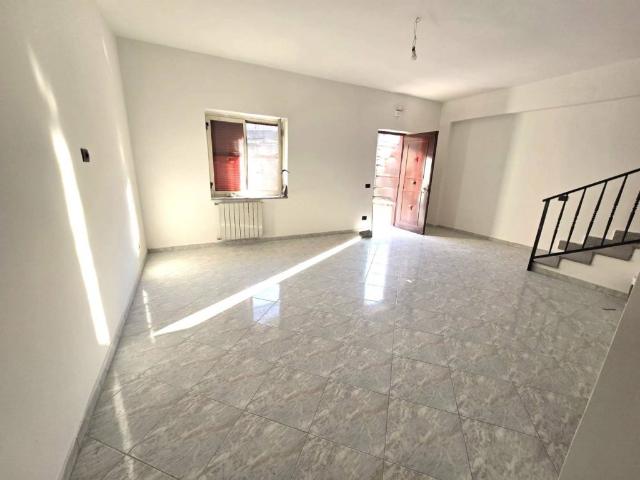Villa a Schiera in affitto a Quarto via Crocillo, non arredato/vuoto, giardino privato, posto auto TrovaCasa