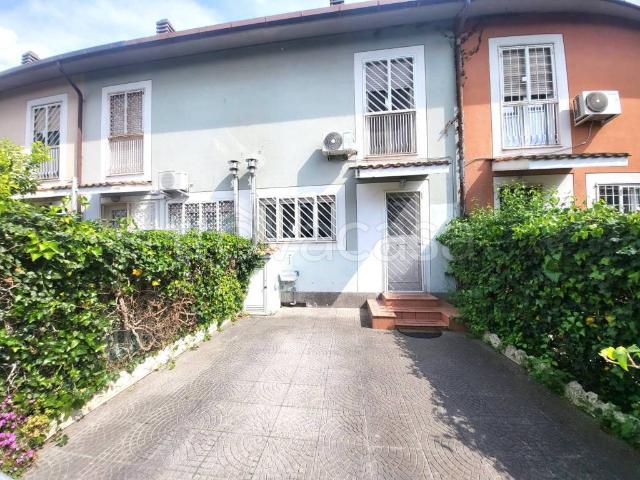 Villa a schiera in affitto a Roma via Ferecrate, Casal Palocco