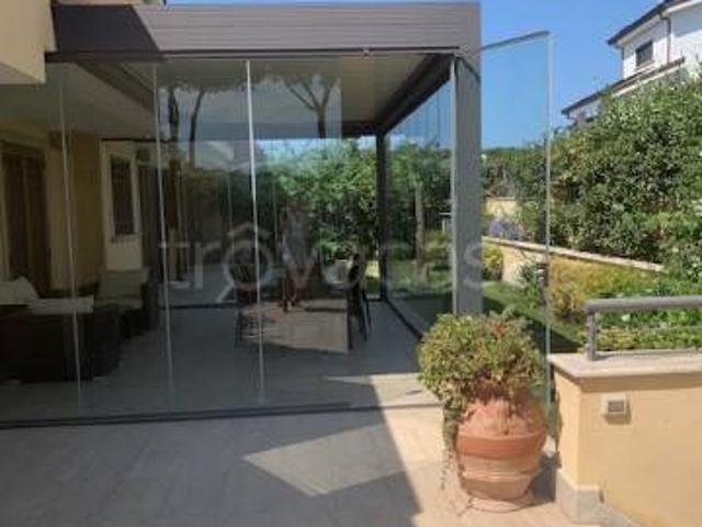 Villa a Schiera in affitto a Roma via Giulio Pittarelli, arredato, giardino privato, box TrovaCasa