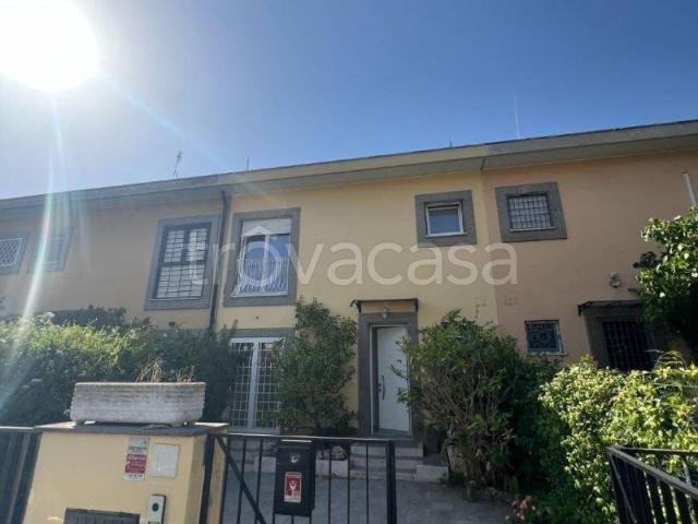 Villa a Schiera in affitto a Roma via Polignoto, 12, giardino privato, posto auto, buono stato TrovaCasa