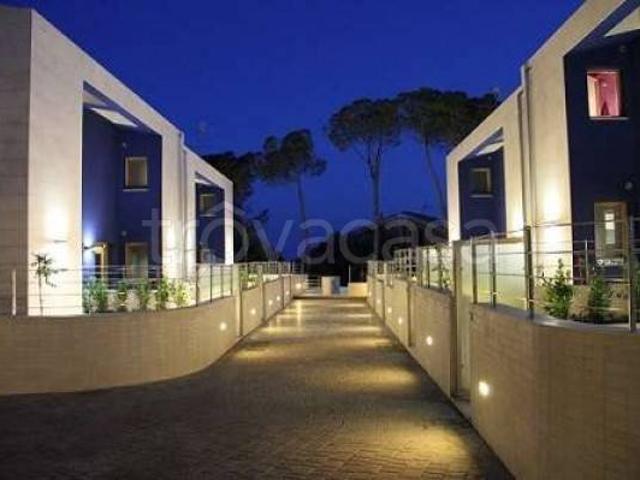 Villa a Schiera in affitto a Siracusa strada delle Carmelitane Scalze, arredato, giardino privato, terrazzo TrovaCasa
