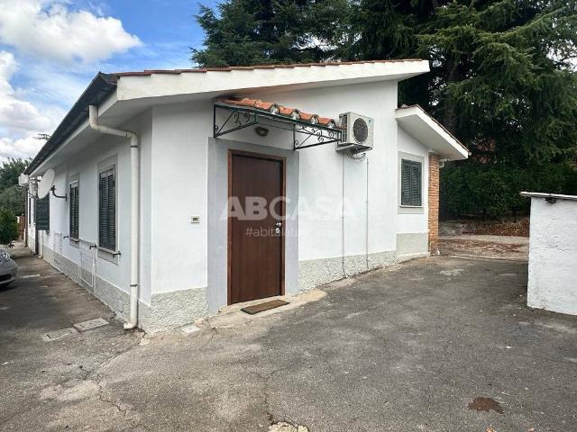 Villa a Schiera in affitto a Velletri viale Salvo d'Acquisto, arredato, giardino privato, posto auto TrovaCasa