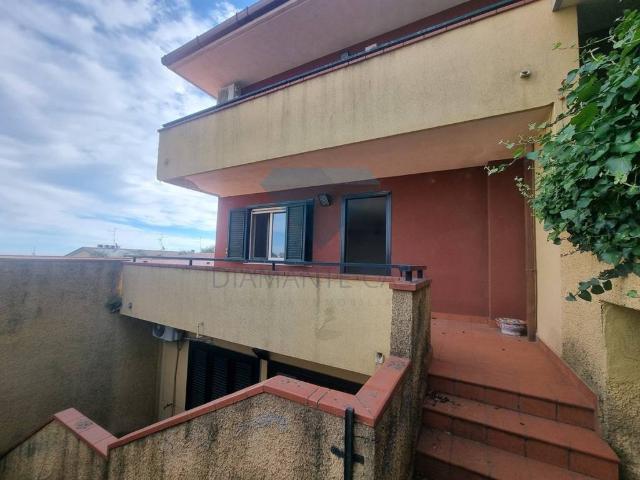 Villa a Schiera in affitto ad Aci Catena via Giacomo Leopardi, 37, non arredato/vuoto, giardino privato, box TrovaCasa