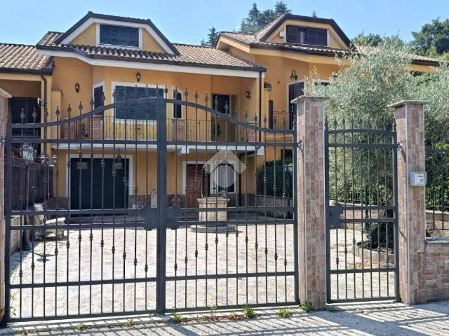 Villa a Schiera in affitto ad Alatri via Madonna della sanità, arredato, giardino privato, box TrovaCasa