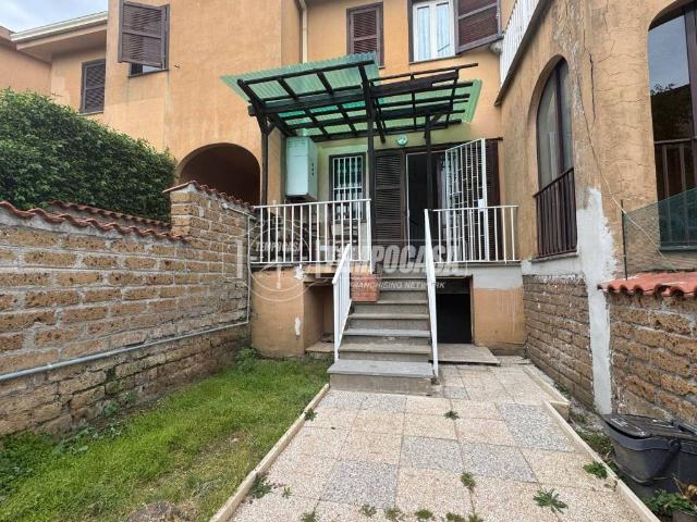 Villa a Schiera in affitto ad Anguillara Sabazia via Monte Sirente, giardino privato, parzialmente arredato, caminetto TrovaCasa