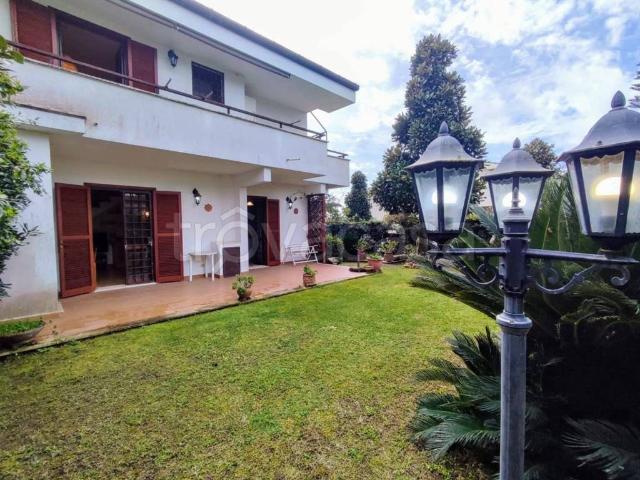 Villa a Schiera in affitto ad Anzio via della Stazione, 41, arredato, giardino privato, posto auto TrovaCasa