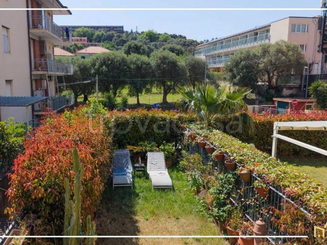 Villa a Schiera in affitto ad Arenzano via Sandro Pertini, 6, giardino privato, posto auto, box TrovaCasa