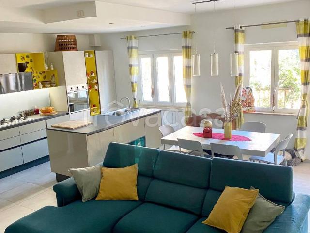 Villa a Schiera in in affitto da privato a Ladispoli via del Caravaggio, arredato, giardino privato, da privato TrovaCasa