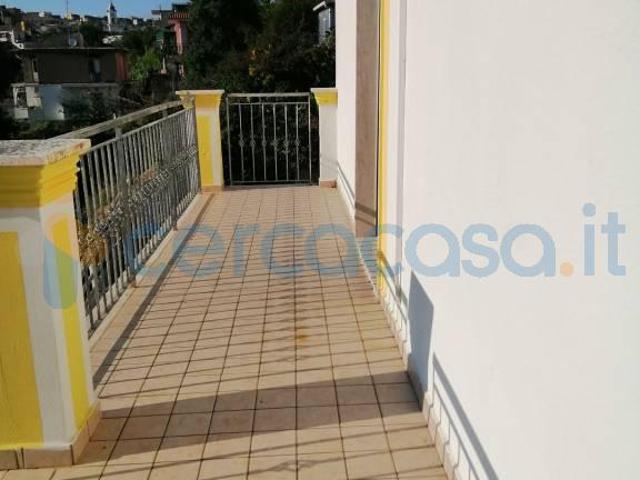 Villa a schiera in ottime condizioni, in affitto in Via Roma, Monte Di Procida