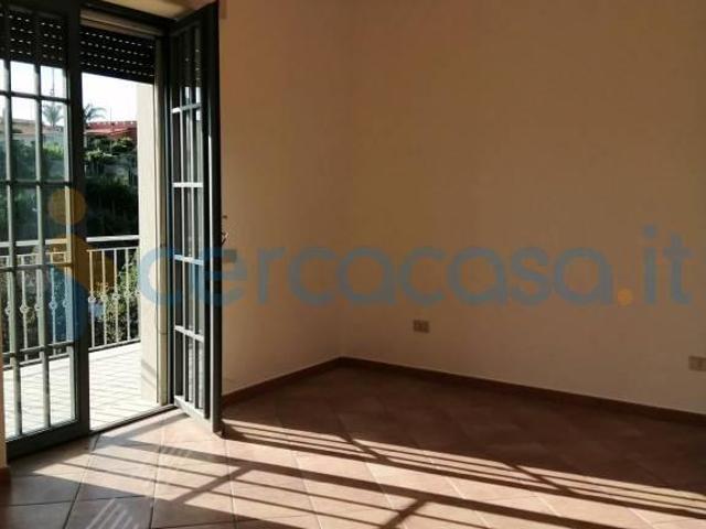 Villa a schiera in ottime condizioni, in affitto in Via Roma, Monte Di Procida