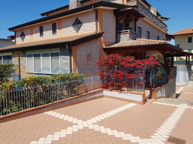 Villa a schiera in ottime condizioni, in affitto in Via Vicinale Masseria Vecchia, Giugliano In Campania