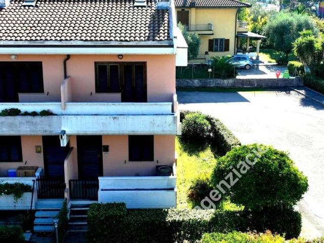 VILLA A SCHIERA in VENDITA a MASSA Marina di Massa di 4 vani