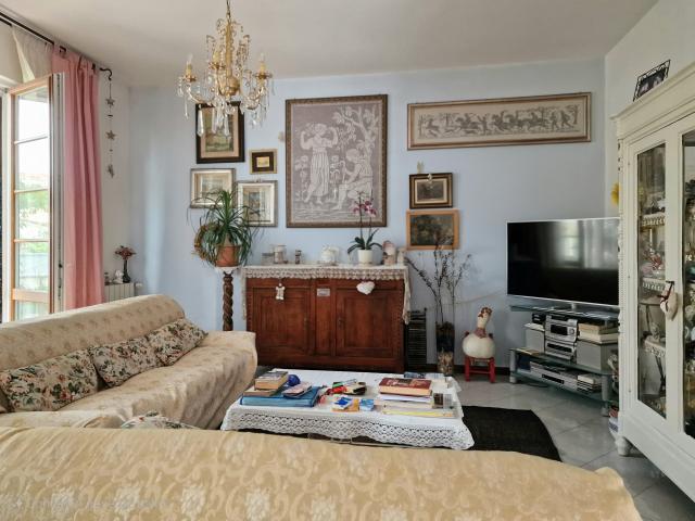 VILLA A SCHIERA in VENDITA a MASSA MARINA DI MASSA di 7 vani