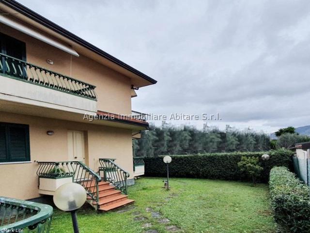 VILLA A SCHIERA in VENDITA a MASSA CENTRO di 8 vani