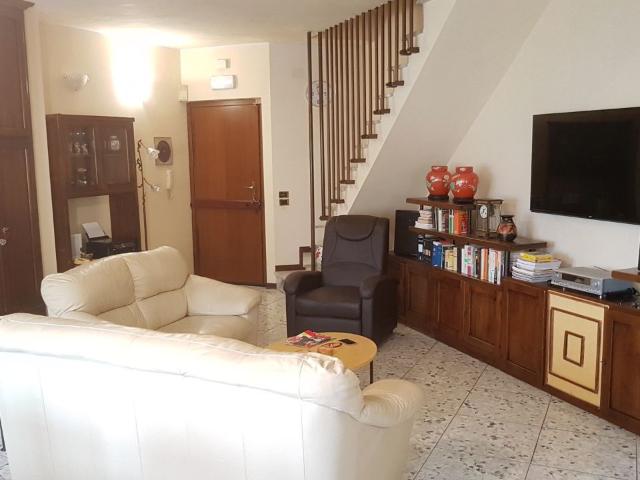 VILLA A SCHIERA in VENDITA a MASSA PERIFERIA di 5 vani