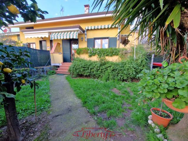 VILLA A SCHIERA in VENDITA a MASSAROSA quiesa di 5 vani