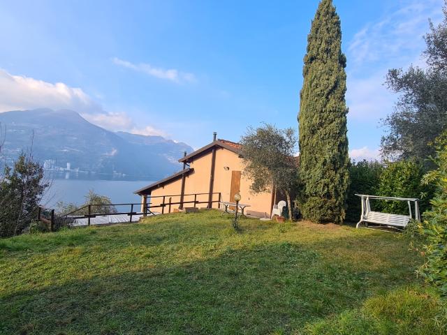 VILLA A SCHIERA in VENDITA a MONTE ISOLA di 5 vani