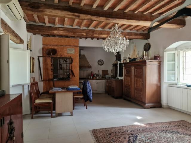 VILLA A SCHIERA in VENDITA a MONTIGNOSO CENTRO di 5 vani