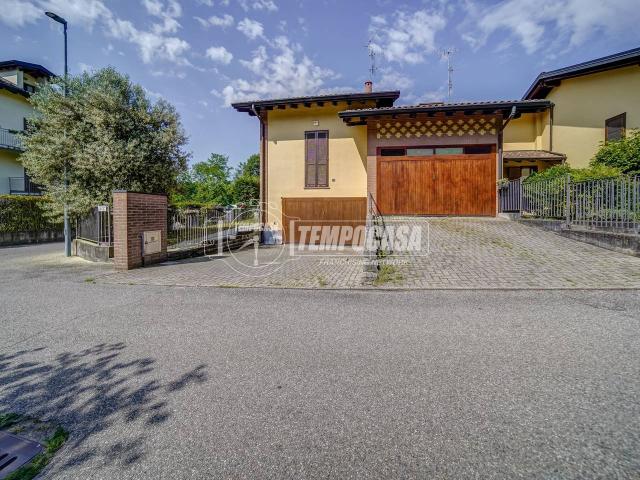 Villa a schiera in vendita a Buguggiate