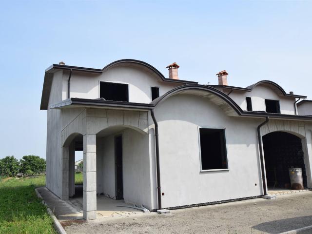 VILLA A SCHIERA in VENDITA a CADEO ROVELETO di 4 vani
