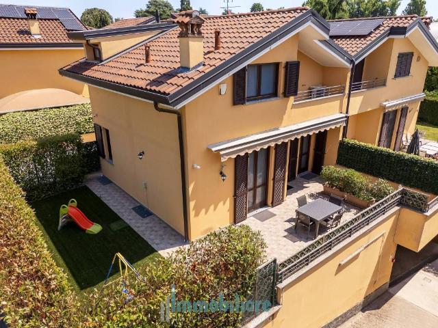 Villa a schiera in vendita a Carugo via Enrico Toti