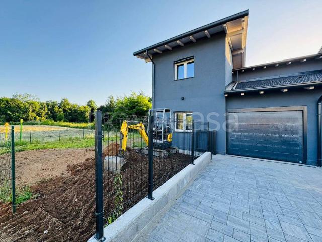 Villa a schiera in vendita a Fino Mornasco via delle Robinie