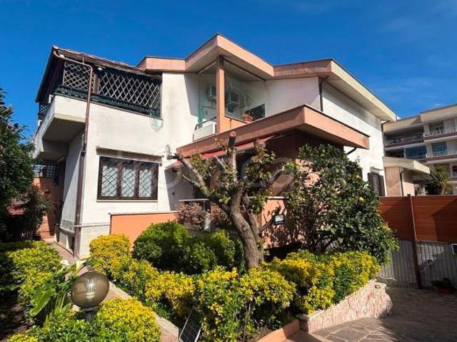 Villa a schiera in vendita a Ladispoli via Giovanni Gentile