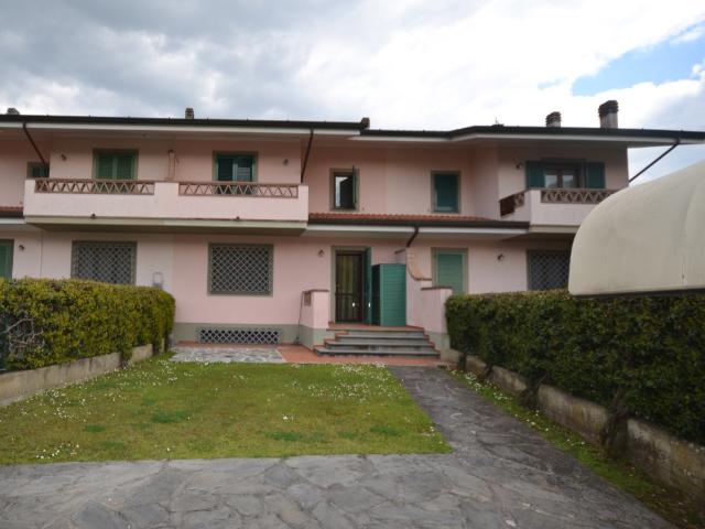 VILLA A SCHIERA in VENDITA a PIETRASANTA MARINA DI PIETRASANTA di 8 vani