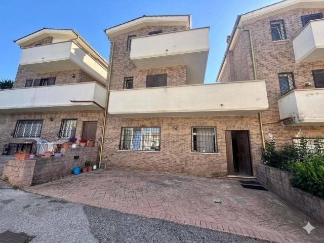 Villa a schiera in vendita a Pomezia via della Maggiona