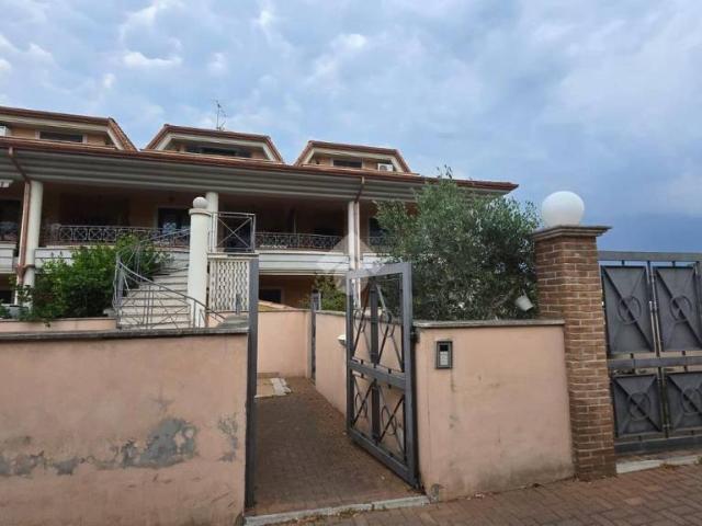 Villa a schiera in vendita a Pomezia via verona, 13