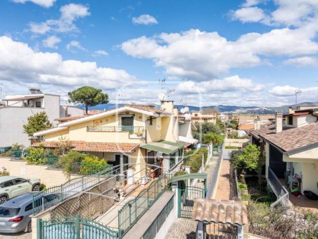 Villa a schiera in vendita a Roma via Montottone, Corcolle