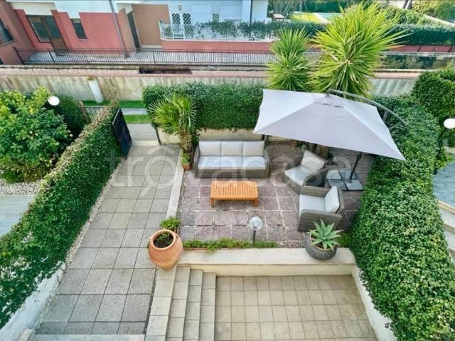 Villa a schiera in vendita a Roma via Aristofane, Axa