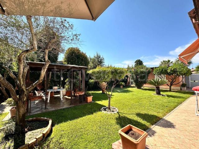 Villa a schiera in vendita a Roma via Francesco Cilea, Infernetto
