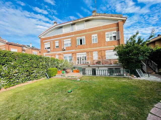 Villa a schiera in vendita a Roma via Tespi, Axa