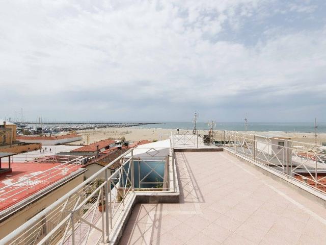 VILLA A SCHIERA in VENDITA a VIAREGGIO CENTRO MARE di 5 vani