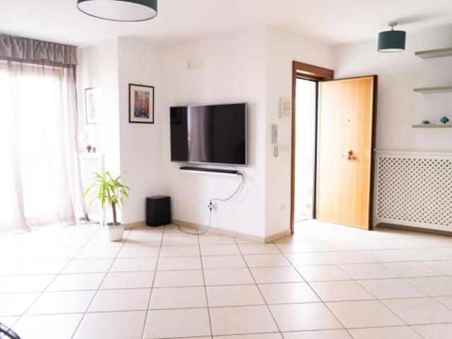VILLA A SCHIERA SU DUE LIVELLI