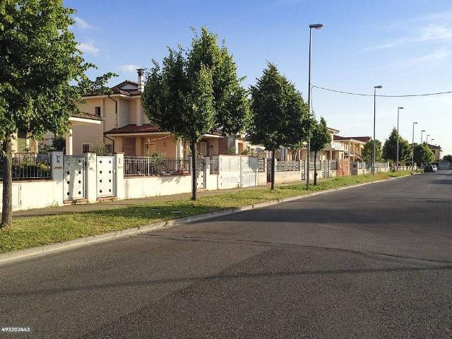 VILLA A SCHIERA SU TRE PIANI CON GIARDINO