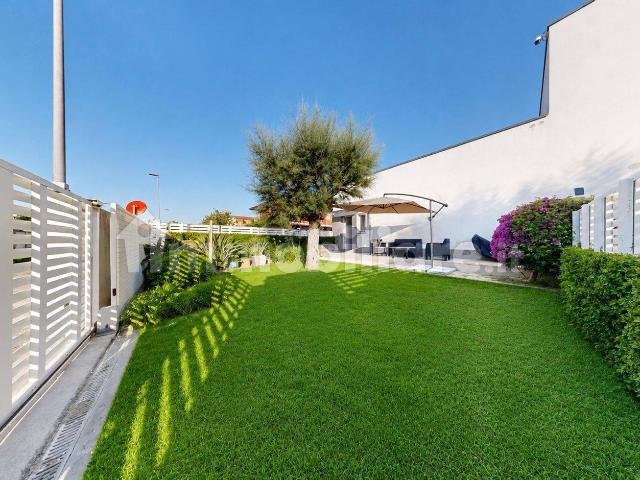 Villa a schiera via Lago di Como 33A, Campo Ascolano Villaggio Tognazzi, Pomezia