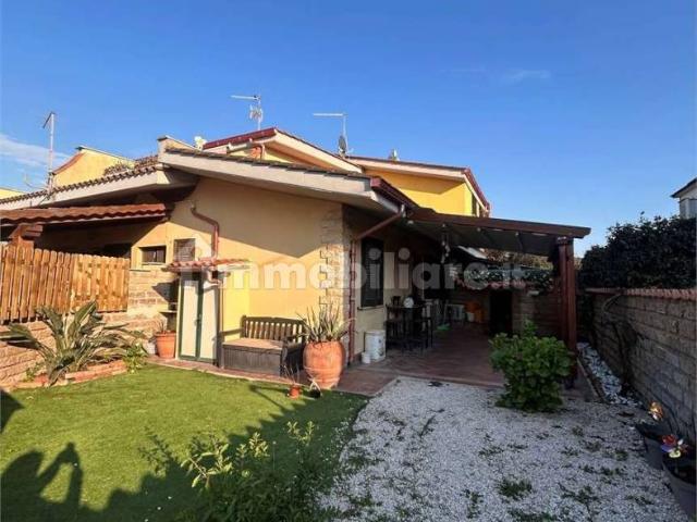 Villa a schiera via Lago Di Como, 34a, Campo Ascolano Villaggio Tognazzi, Pomezia