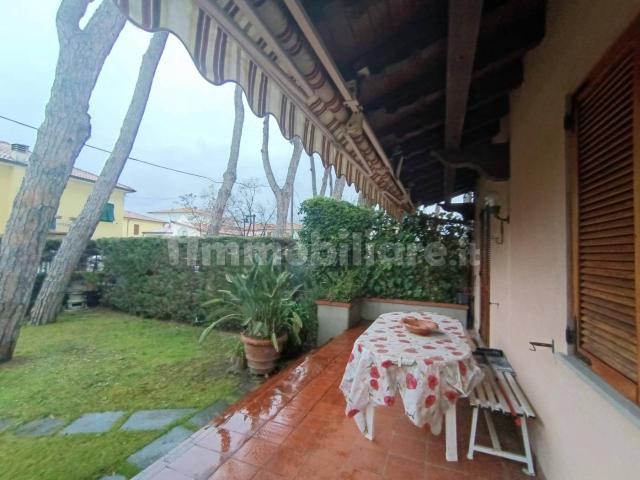 Villa a schiera via Vittorio Veneto, Marina di Massa Centro, Massa