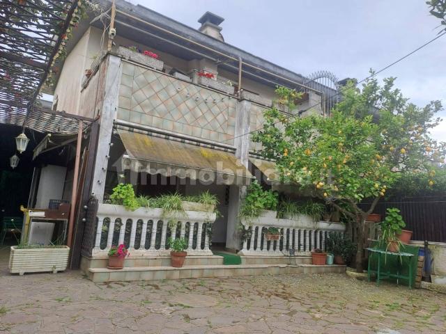 Villa a schiera viale dei Gerani 16, Villaggio Giornalisti Poggio, Anzio