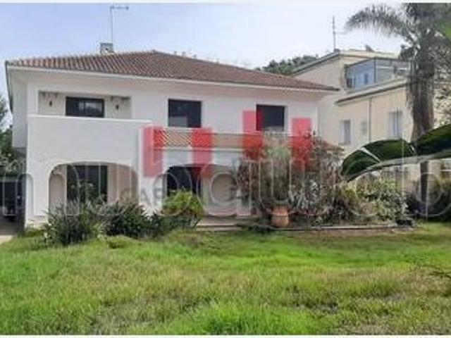 Villa a usage professionnel ou commercial 900 m de surface exploitable a la location en plein bld Kennedy